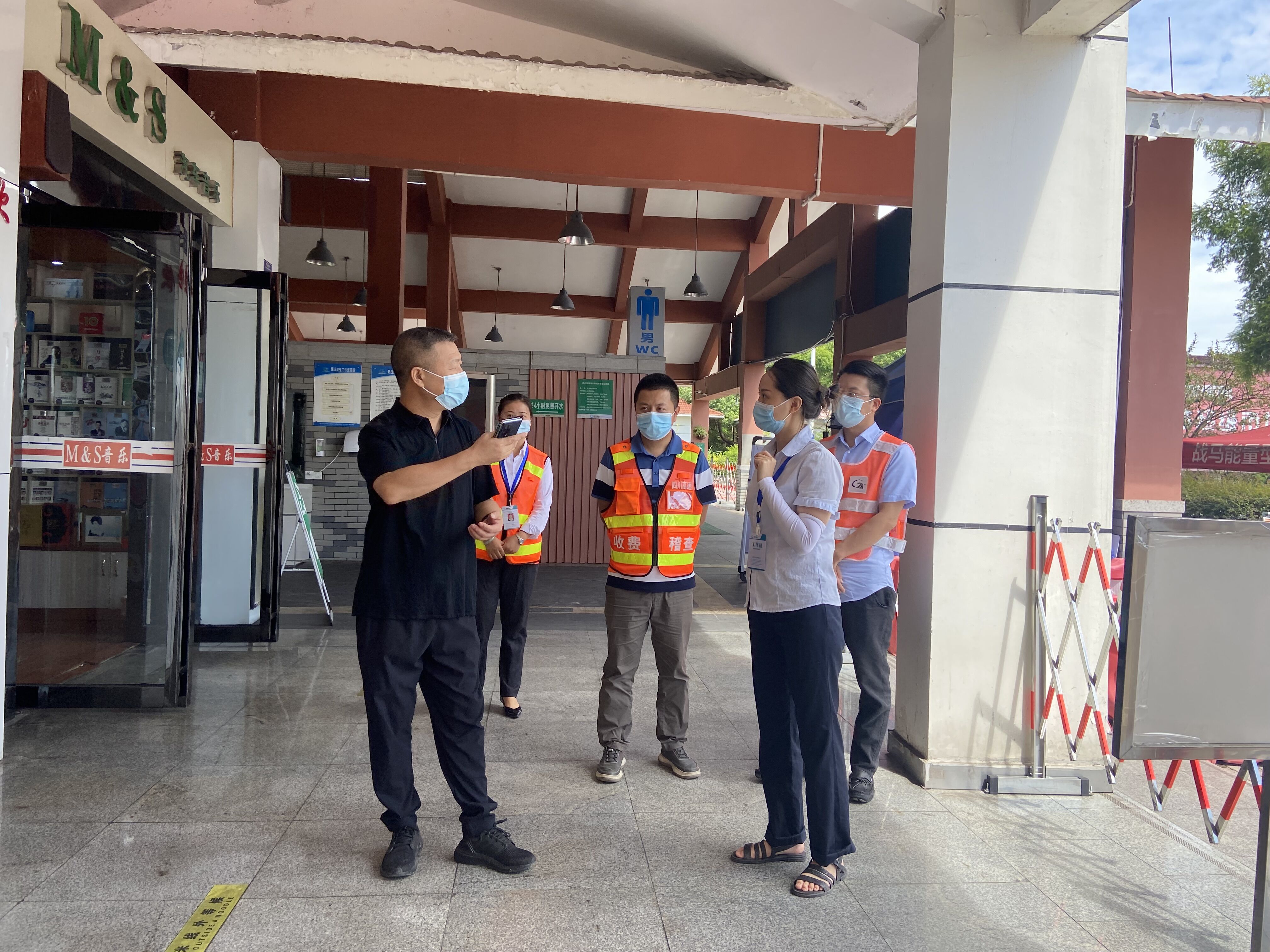 2022.9.5 杨敏 成仁分公司党委书记、总经理鲜思静一行检查成仁高速文宫服务区疫情防控工作2.jpg