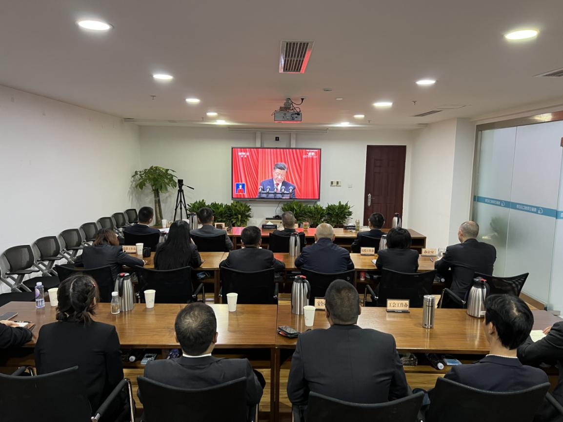 10月16日上午10时,中国共产党第二十次全国代表大会在人民大会堂开幕。成仁分公司高度重视,组织分公司领导班子、中层管理人员、党员干部及职工群众共计450余人,通过电视、网络、广播等主流媒体,收听收看党的二十大开幕会实况直播,认真聆听习近平总书记代表党的十九届中央委员会向大会作出的报告。.png 10月16日上午10时,中国共产党第二十次全国代表大会在人民大会堂开幕。成仁分公司高度重视,组织分公司领导班子、中层管理人员、党员干部及职工群众共计450余人,通过电视、网络、广播等主流媒体,收听收看党的二十大开幕会实况直播,认真聆听习近平总书记代表党的十九届中央委员会向大会作出的报告。.png
