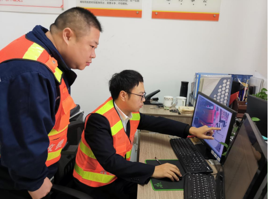 为确保全年收费目标任务的顺利完成,近日,成仁分公司强化稽核业务工作流程梳理,提高数据筛选能力,加大打逃力度,在通过调取监控录像、车辆通行计费信息筛查疑似逃费车辆的过程中,发现一辆川A籍六轴货车存在少缴通行费的情况,最终确认该货车多次利用ETC“大车小标”偷逃通行费数万余元。成仁分公司立即制定追缴方案,并会同联勤单位按照相关流程开展追缴工作,在事实证据面前,最终车主承认了偷逃通行费行为并补齐了应缴费用。.png 为确保全年收费目标任务的顺利完成,近日,成仁分公司强化稽核业务工作流程梳理,提高数据筛选能力,加大打逃力度,在通过调取监控录像、车辆通行计费信息筛查疑似逃费车辆的过程中,发现一辆川A籍六轴货车存在少缴通行费的情况,最终确认该货车多次利用ETC“大车小标”偷逃通行费数万余元。成仁分公司立即制定追缴方案,并会同联勤单位按照相关流程开展追缴工作,在事实证据面前,最终车主承认了偷逃通行费行为并补齐了应缴费用。.png